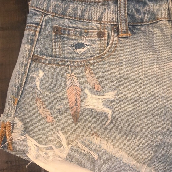 NEW AEO Distressed High Rise Embroidered Festival 100% Cotton Size 2 Jean Shorts - Picture 5 of 16